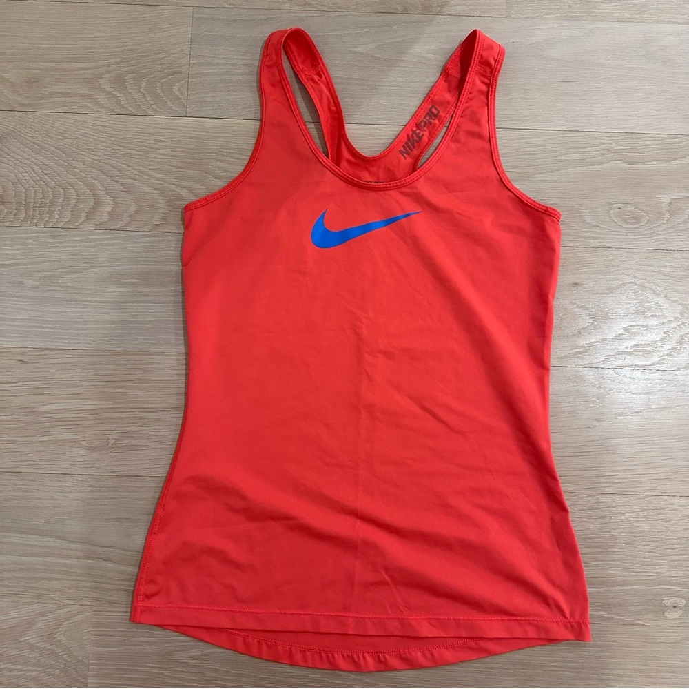 NIKE - WOMEN'S ATHLETIC TOP - SIZE MEDIUM
